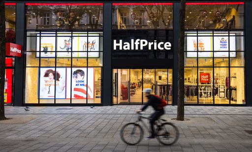 Vorschau Bild von HalfPrice, das seinen KundInnen eine große Auswahl
an bekannten Marken zu sehr attraktiven Preisen bietet, hat am
19.08.2021 sein Debüt in Österreich gegeben. Die erste
Off-Price-Filiale wurde in Wien eröffnet, und noch in diesem Jahr
wird die Marke an zwei weiteren Standorten im Land vertreten sein