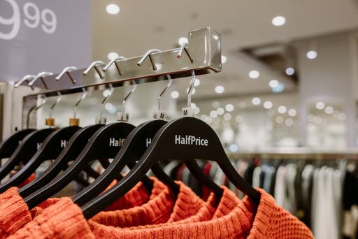 Vorschau Bild von HalfPrice, das seinen KundInnen eine große Auswahl
an bekannten Marken zu sehr attraktiven Preisen bietet, hat am
19.08.2021 sein Debüt in Österreich gegeben. Die erste
Off-Price-Filiale wurde in Wien eröffnet, und noch in diesem Jahr
wird die Marke an zwei weiteren Standorten im Land vertreten sein.