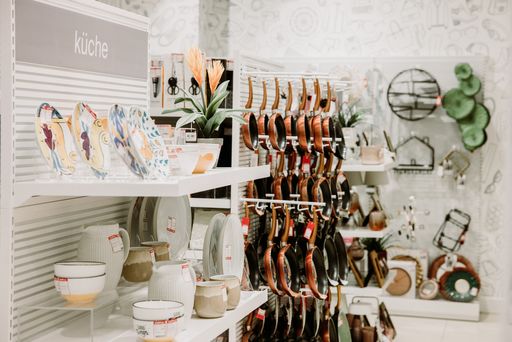 Vorschau Bild von HalfPrice, das seinen KundInnen eine große Auswahl
an bekannten Marken zu sehr attraktiven Preisen bietet, hat am
19.08.2021 sein Debüt in Österreich gegeben. Die erste
Off-Price-Filiale wurde in Wien eröffnet, und noch in diesem Jahr
wird die Marke an zwei weiteren Standorten im Land vertreten sein