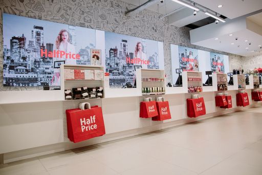 Vorschau Bild von HalfPrice, das seinen KundInnen eine große Auswahl
an bekannten Marken zu sehr attraktiven Preisen bietet, hat am
19.08.2021 sein Debüt in Österreich gegeben. Die erste
Off-Price-Filiale wurde in Wien eröffnet, und noch in diesem Jahr
wird die Marke an zwei weiteren Standorten im Land vertreten sein