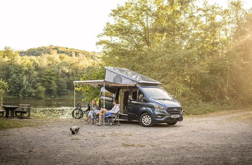 Ford Nugget mit Aufstelldach und optionaler Markise / Weiterer
Text über ots und www.presseportal.de/nr/143363 / Die Verwendung
dieses Bildes ist für redaktionelle Zwecke unter Beachtung ggf.
genannter Nutzungsbedingungen honorarfrei. Veröffentlichung bitte
mit Bildrechte-Hinweis.