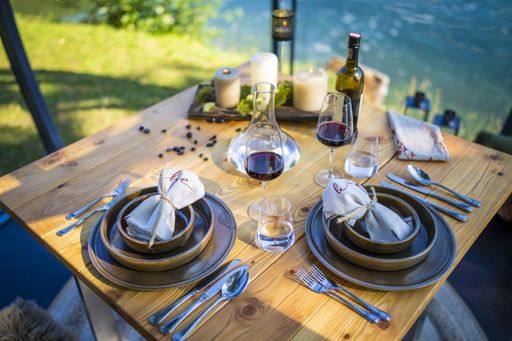Vorschau Bild von Gäste tafeln unter der Kuppel, genießen die Herbststimmung am
Millstätter See und erleben den Sonnenuntergang