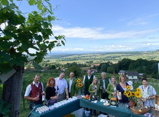 Vorschau Bild von So schmeckt der Genussherbst 2021: Präsentation am
TAU-Weg der Riede in Tieschen mit v. l. Traminer Winzer Alfred
Klöckl, TAU-Winzerin Sigrid Sorger, Hannes Tinnacher (Restaurant
Fontäne der Parktherme Bad Radkersburg), TV Region Bad
Radkersburg-GF Christian Contola, GlaMUR-Genuss am Fluss-Obmann
Georg Pock, Katrin Hanzlich (TV Region Bad Radkersburg Marketing),
Josef Majczan (Kürbishof Majczan), Lisa Schuster (TV Region Bad
Radkersburg Marketing), Bäcksteffl-Käferbohnenkönigin Michaela
Summer und Adele Fuchs von SteirerReis