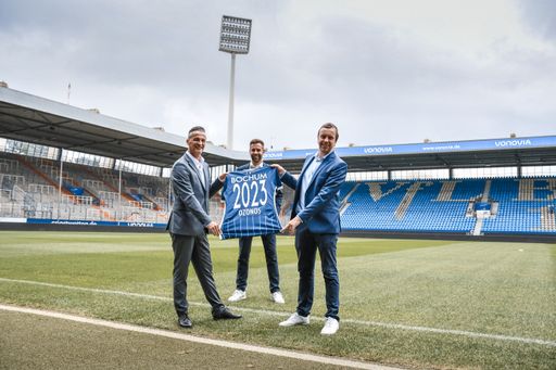  CEO OZONOS GmbH Fredy Scheucher in Bochum bei der
Trikotübergabe.
