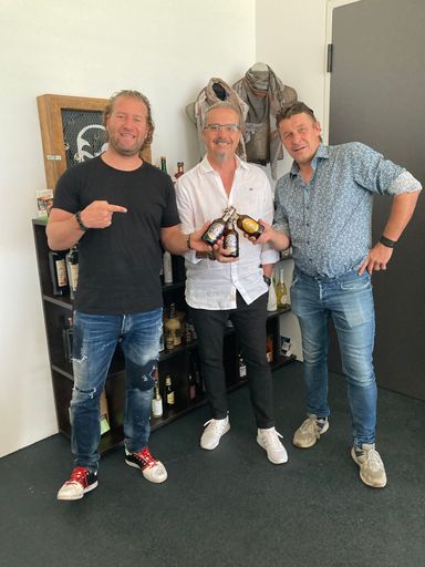  Von rechts: Beveragecompany Geschäftsführern Martin
Peer und Marco Bachler sowie Verkaufsleiter Patrick Liebhart.