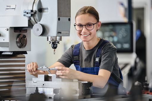  Natalie Venier (3. Lehrjahr) wird ihre Ausbildung
als Zerspanungstechnikerin in Kürze abschließen.