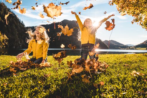 Kinder spielen mit Herbsblättern am
Hintersteinersee.