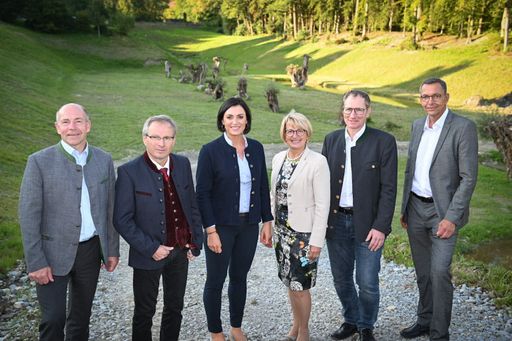 Bundesministerin Elisabeth Köstinger und Landesrat
Max Hiegelsberger haben sich persönlich ein Bild von den
Baufortschritten beim Hochwasserschutzprojekt Kehrbach gemacht.