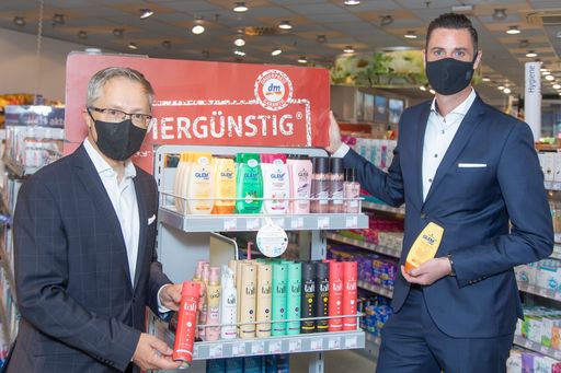 Für jedes einzelne Produkt der Marken Glem vital,
Gliss Kur, taft und got2b, das zwischen 1. und 31. Juli 2021 bei dm
gekauft wurde, spendete Henkel 10 Cent an die dm
{miteinander}-Initiative.