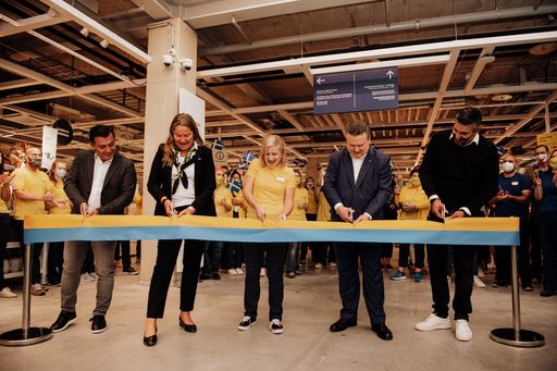 Vorschau Bild von Nach insgesamt zehn Jahren Projektzeit und zwei
Jahren Bauzeit ist es nun so weit! Endlich können sich Interior Fans
auf das innovative und nachhaltige Einkaufserlebnis freuen: Heute um
10 Uhr öffnete der neue, autofreie City IKEA am Wiener Westbahnhof
unter dem Beisein von Wiens Bürgermeister, der designierten
Schwedischen Botschafterin und der IKEA Spitze seine Türen für die
vielen Menschen.