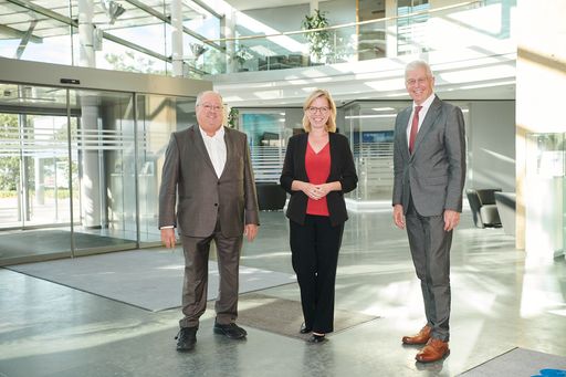  Klimaschutzministerin Leonore Gewessler gemeinsam mit
Frequentis-Mehrheitseigentümer Hannes Bardach und
FFG-Geschäftsführer Klaus Pseiner