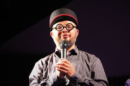 Vorschau Bild von Bild zu OTS - Gabriel Castañeda als Pfarrer Gottlieb aus dem
Kabarettprogramm RevoLUTSCHER.