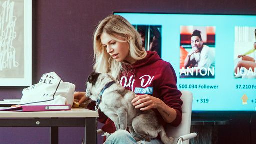 Vorschau Bild von Nini (Antonia Pruy) ist neu in der Berliner Influencer-WG von
Damian, Joana und Anton. / Weiterer Text über ots und
www.presseportal.de/nr/6605 / Die Verwendung dieses Bildes ist für
redaktionelle Zwecke unter Beachtung ggf. genannter
Nutzungsbedingungen honorarfrei. Veröffentlichung bitte mit
Bildrechte-Hinweis.