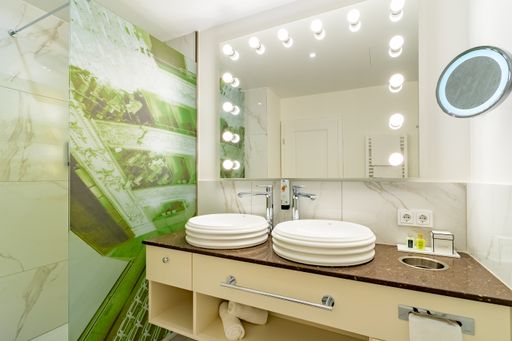 Vorschau Bild von Detail Badezimmer: Theaterspiegel und Motiv aus dem
Theater