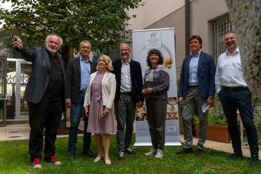 Vorschau Bild von Spitzenköche aus Italien, Slowenien und Österreich Das
Organisationsteam freut sich auf die 4. Ausgabe der "Tage der
Alpen-Adria Küche"