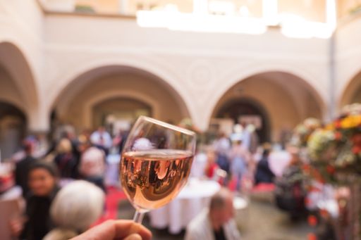 Vorschau Bild von Spitzenköche aus Italien, Slowenien und Österreich Die
Renaissance-Innenhöfe von Klagenfurt werden 3 Tage lang zur
Kulinarik-Bühne vom 24.-26.9.