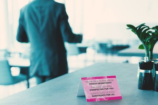 Jeden Platz sollen Kellnerinnen und Kellner vor dem
Besucherwechsel desinfizieren, so der Anspruch vieler
Studienteilnehmer; 62 Prozent unter 2.000 Befragten bekennen sich
eindeutig dazu.