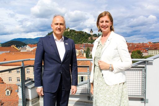 Neuer JR-Geschäftsführer Heinz Mayer mit
Landesrätin Barbara Eibinger-Miedl