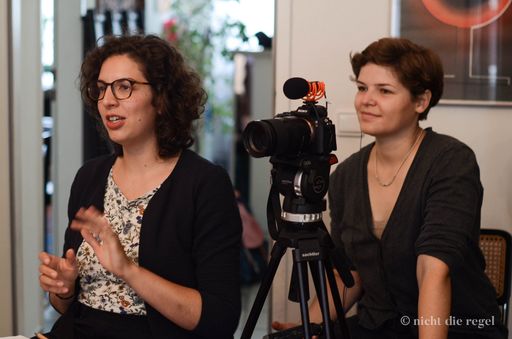  Regisseurin Ranya Schauenstein (links) und
Kamerafrau Tabea Hablützel (rechts) beim Dreh des Dokumentarfilms
(c) nicht die regel