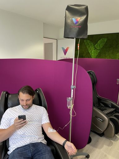 Vorschau Bild von Dr. Philipp Hasenöhrl während einer Vitamin-Infusion