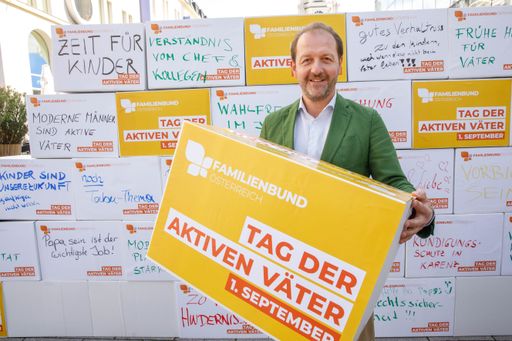 Die gemeinsam am Tag der aktiven Väter (01.09.21)
gestaltete Wunsch-Wand am Martin-Luther-Platz in Linz zeigte die
vielfachen Wünsche und Forderungen der Väter.