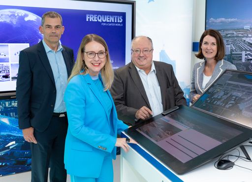  Wirtschaftsministerin Schramböck gemeinsam mit
Frequentis-CFO Peter Skerlan, Mehrheitseigentümer Hannes Bardach und
FFG-Geschäftsführerin Henrietta Egerth