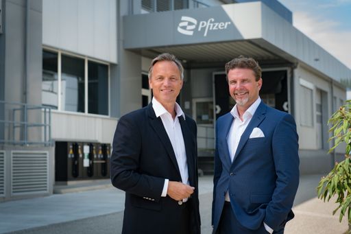 Vorschau Bild von Prof. Dr. Robin Rumler, Geschäftsführer der Pfizer
Corporation Austria in Wien (links); Martin Dallinger,
Geschäftsführer der Pfizer Manufacturing Austria in Orth an der
Donau (rechts)