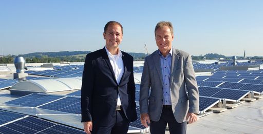 Vorschau Bild von Karl Stöger (re.) und Peter J. Zehetner (li.) am
Dach der SML wo die Photovoltaik-Anlage bereits Sonnenstrom erzeugt