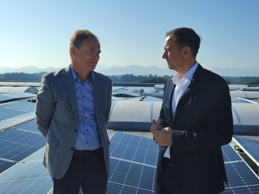 Vorschau Bild von Karl Stöger (li.) und Peter J. Zehetner (re.) am
Dach der SML wo die Photovoltaik-Anlage bereits Sonnenstrom erzeugt