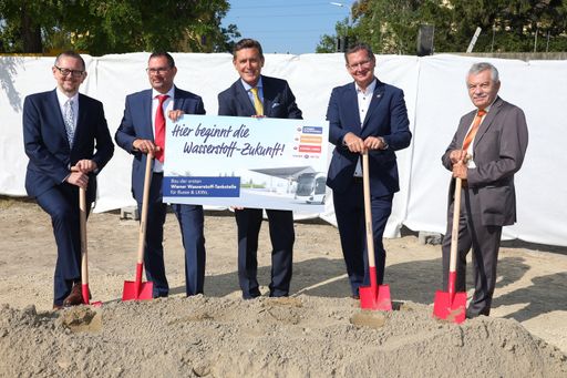 Im Bild v.l.n.r.: Martin Krajcsir (Generaldirektor Wiener
Stadtwerke), Helmut Meixner (Wiener Wasserstoff GmbH), Peter Hanke
(Stadtrat für Finanzen, Wirtschaft, Wiener Stadtwerke), Georg Papai
(Bezirksvorsteher Floridsdorf), Günter Steinbauer (GF Wiener Linien)