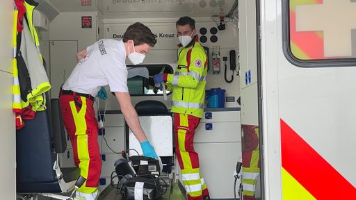 Junge Sanitäter in der Ausbildung / Weiterer Text über ots und
www.presseportal.de/nr/6605 / Die Verwendung dieses Bildes ist für
redaktionelle Zwecke unter Beachtung ggf. genannter
Nutzungsbedingungen honorarfrei. Veröffentlichung bitte mit
Bildrechte-Hinweis.