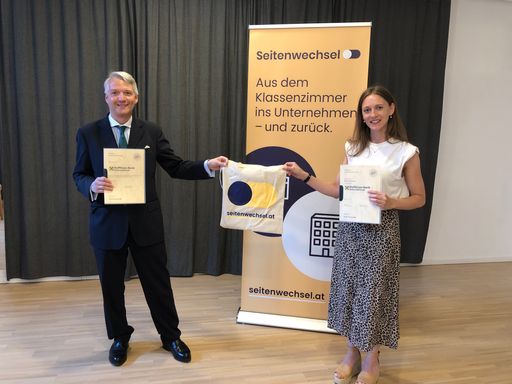 Urkundenübergabe und Vertragsüberzeichnung zwischen
RBI (Nikolaus Somogyi, Head of Industrials) und Bianca Frantz
(Lehrerin an einer AHS, NÖ)