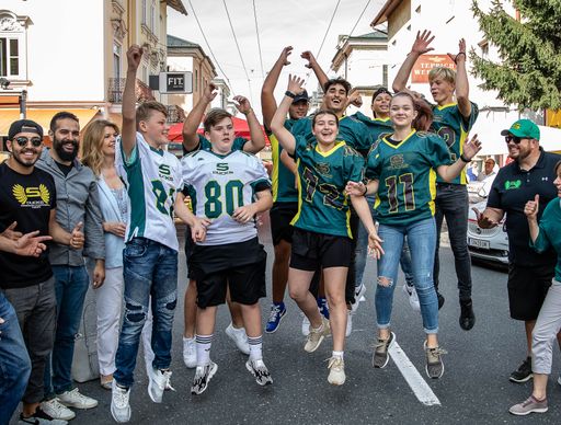 Vorschau Bild von Zahlreiche Sportvereine nahmen das Angebot des "Autofreien Tags"
an und besuchten die Maxglaner Hauptstraße mit ihrem gesamten Team.