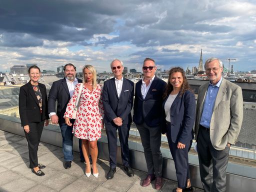 v.l.n.r.: Daniela Pitzek (Vavrovsky Heine Marth
Rechtsanwälte), Harald Uidl (Beacon), Olga Troll (Crown Consulting),
Louis Obrowsky (LLB), Norbert Galfusz (Whitestone), Nadja Hafez
(ADEQAT), Wilfried Seist (DSC Doralt Seist Csoklich Rechtsanwälte)