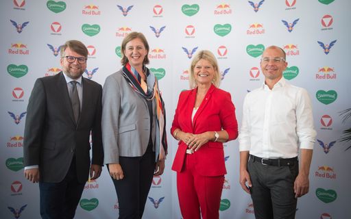 Vorschau Bild von Die Partner der Aipower 2022 - Bundesheer - Red Bull und Land
Steiermark Verteidigungsministerin Klaudia Tanner Marketingchef Red
Bull Österreich Alexander Steyrer Landesrätin Barbara Eibinger-Miedl
Landtagsabgeordneter Johannes Schwarz