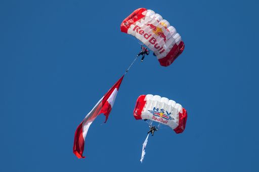 Vorschau Bild von Members of the HSV - Red Bull Parachuting team
perform prior to the press conference for the Air Power 2022 in
Spielberg, Austria on September 06, 2022.