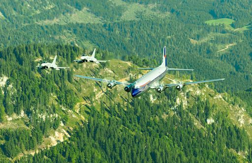 Vorschau Bild von Die Partner der Airpower - 2 Eurofighter des
Bundesheer begleiten die DC-6 der Flying Bulls von Red Bull über der
Steiermark