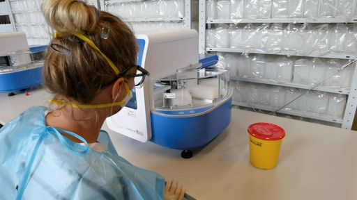 COVID Fighters Laborantin bei der Analyse von
PCR-Tests