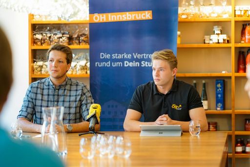 Lukas Schobesberger (1.stv. ÖH-Vorsitzender) &
Daniel Müller (2.stv. ÖH-Vorsitzender) bei der Präsentation des
Zuschusstopfes am 06.09.2021 in Innsbruck.