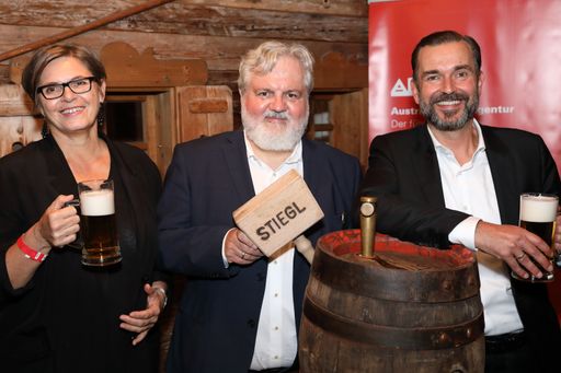 Vorschau Bild von APA-Bieriger 2021, v.l.n.r.: Karin Thiller
(APA-Geschäftsführerin), Johannes Bruckenberger (APA-Chefredakteur)
und Clemens Pig (Vorsitzender der APA-Geschäftsführung) beim
traditionellen Anstechen des Bier-Fasses