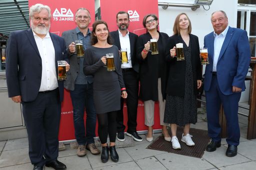 Vorschau Bild von APA-Bieriger 2021, APA-Geschäftsführung und
-Chefredaktion, v.l.n.r.: Johannes Bruckenberger (Chefredakteur),
Christian Kneil (Leiter APA-MultiMedia), Maria Scholl (stv.
Chefredakteurin), Clemens Pig (Vorsitzender der Geschäftsführung),
Karin Thiller (Geschäftsführerin), Katharina Schell (Mitglied der
CR, Digitales), Werner Müllner (stv. Chefredakteur)