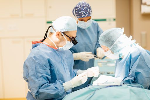  Doz. Dr. Rafic Kuzbari im OP im Kuzbari Zentrum für
Ästhetische Medizin