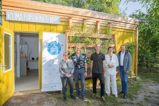 https://www.apa-fotoservice.at/galerie/26340
v.l.n.r.: v.l.n.r.: DI,Dr. Bente Knoll (B-NK GmbH), DI Ralf Dopheide
(GF Gartenbox), Markus Weidmann-Krieger (Projektleiter), DI Theresia
Vogel (GF Klima- und Energiefonds), Mag. Matthias Stadler (BGM)