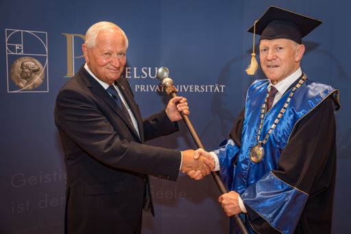 Rektor Wolfgang Sperl mit seinem Vorgänger
Gründungsrektor Herbert Resch bei der Übergabe des Zepters