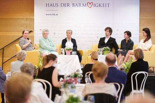 https://www.apa-fotoservice.at/galerie/25972 Eine
Expert*innen-Runde diskutierte am Dienstagabend im Pflegekrankenhaus
Tokiostraße, wie moderne Pflegeheime auch unter Pandemiebedingungen
ein erfülltes Leben ihrer Bewohnerinnen und Bewohner ermöglichen.
Die Diskussion fand im Zuge der „Feier der Herzen“ im Haus der
Barmherzigkeit statt. Geladen waren Spenderinnen und Spender, die
mit ihren großzügigen Beiträgen viele Leistungen des Hauses erst
ermöglichen.