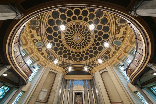 Das Kulturforum Görlitzer Synagoge mit prachtvollem Kuppelsaal.
Der Sakralbau in der Neißestadt zählt zu den wenigen Synagogen in
Deutschland, die den Nationalsozialismus überstanden haben. // Das
Bild darf für redaktionelle Zwecke im Zusammenhang mit der
Pressemeldung unter Nennung des Fotografen genutzt werden. //
www.goerlitz.de / Weiterer Text über ots und
www.presseportal.de/nr/158511 / Die Verwendung dieses Bildes ist für
redaktionelle Zwecke unter Beachtung ggf. genannter
Nutzungsbedingungen honorarfrei. Veröffentlichung bitte mit
Bildrechte-Hinweis.
