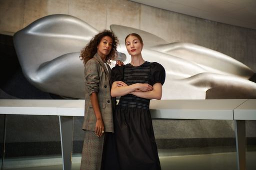 Rabea Schif und Lisa Banholzer führen als Moderatorinnen-Duo
durch die Trends und verraten persönliche Tricks und aufregende
Stylingvariationen. / Weiterer Text über ots und
www.presseportal.de/nr/105224 / Die Verwendung dieses Bildes ist für
redaktionelle Zwecke unter Beachtung ggf. genannter
Nutzungsbedingungen honorarfrei. Veröffentlichung bitte mit
Bildrechte-Hinweis.