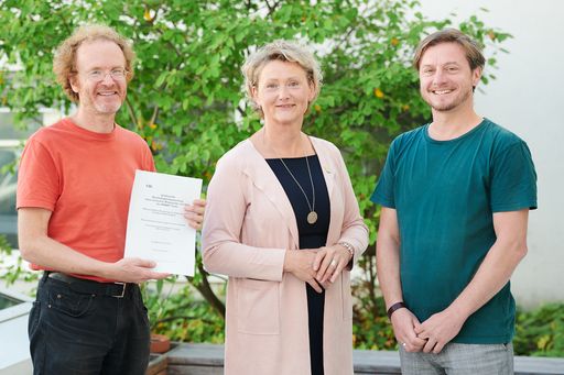  https://www.apa-fotoservice.at/galerie/26367 vlnr.:
Dr. Thomas Lindenthal (FiBL), Gertraud Grabmann (BIO AUSTRIA), Mag.
Richard Petrasek (FiBL)