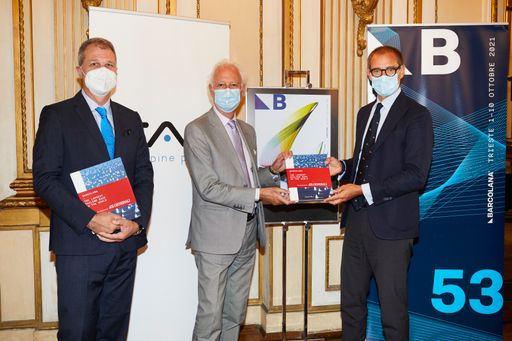 Vorschau Bild von https://www.apa-fotoservice.at/galerie/26312 .Im Bild v.l.n.r.:
Alessio Lilli, General Manager, Transalpine Ölleitung TAL, S.E.
Dott. Sergio Barbante, Botschafter Italiens in Österreich, Mitja
Gialuz, Präsident der Barcolana