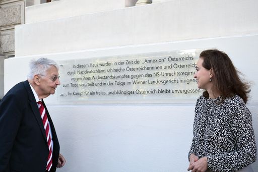Dr. Gerhard Kastelic mit Justizministerin Zadić